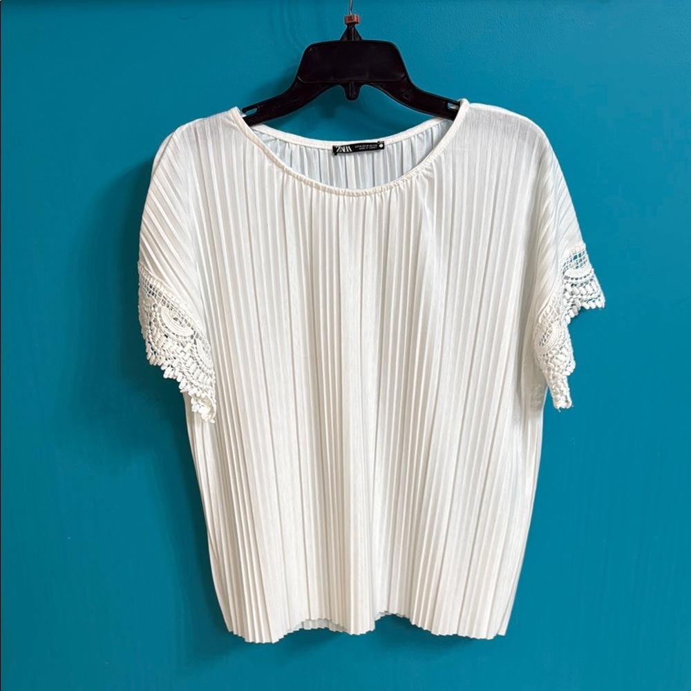 SALE🩷Zara White Ribbed Blouse with Short Sleeves